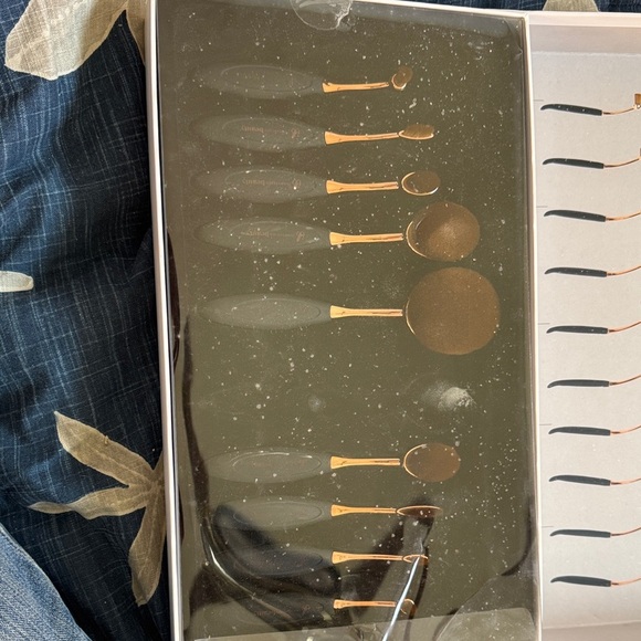Oval Makeup Brush Set - Black and Gold see description - Picture 2 of 7